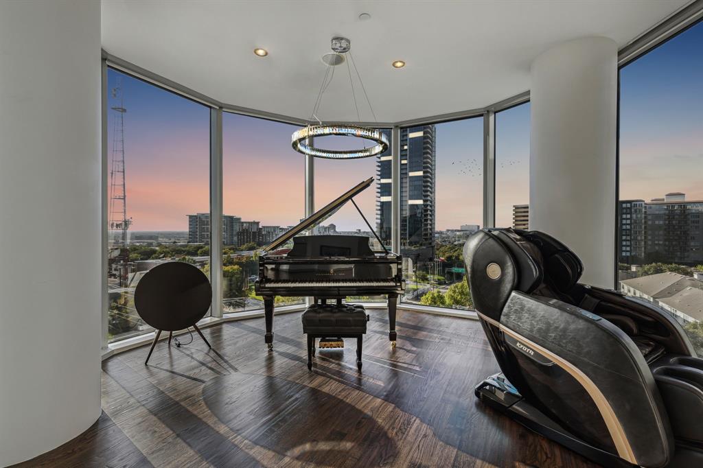 Dallas Neighborhood Home For Sale - $1,590,000